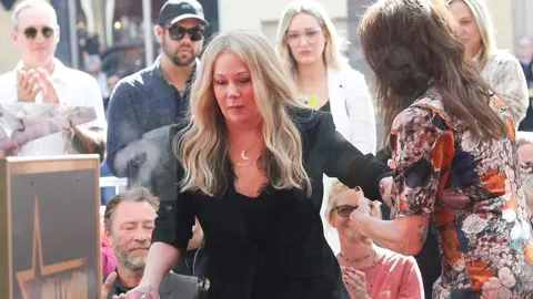 Glumica Christina Applegate u crnom sakou uz podršku hoda na javnom događaju.