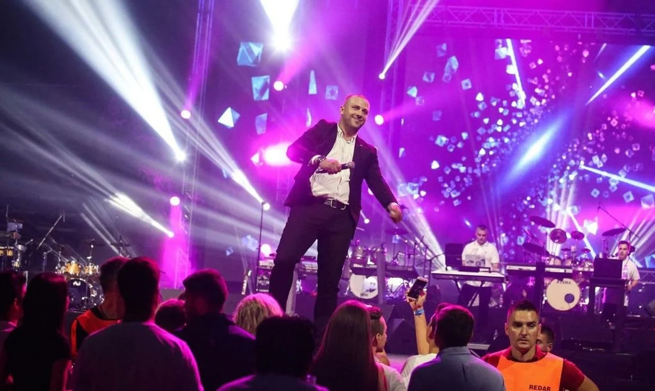 Dado Polumenta nastupa na velikoj bini pod ljubičastim reflektorima