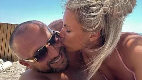 Dado Polumenta i supruga Ivona poziraju zagrljeni na plaži