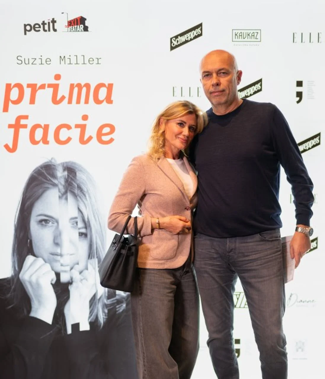 Vanja Horvat i Mladen Veber na društvenom događanju ispred reklamnog panoa.