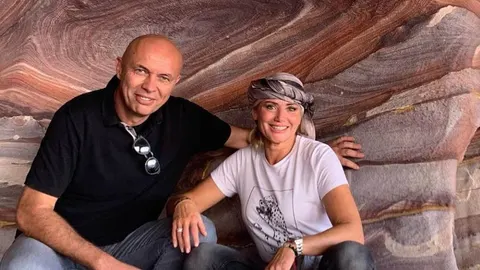 Vanja Horvat i Mladen Veber poziraju ispred stijene tijekom putovanja.