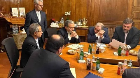 Diplomati sjede za okruglim stolom tijekom pregovora o nuklearnom sporazumu.