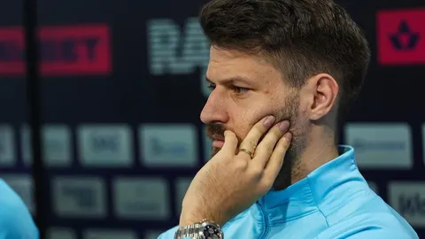 Profilni portret Brune Petkovića s rukom na licu i ozbiljnim izrazom