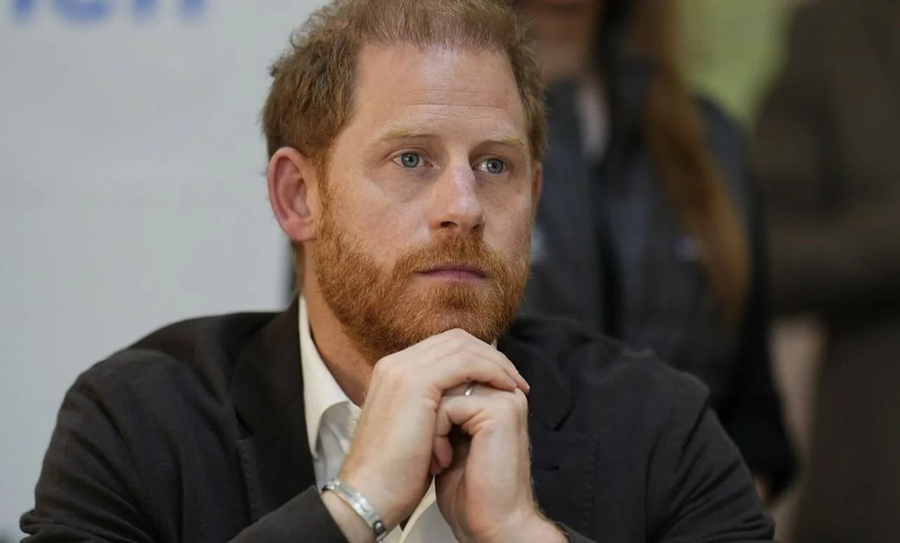 Portret princa Harryja s rukama ispod brade