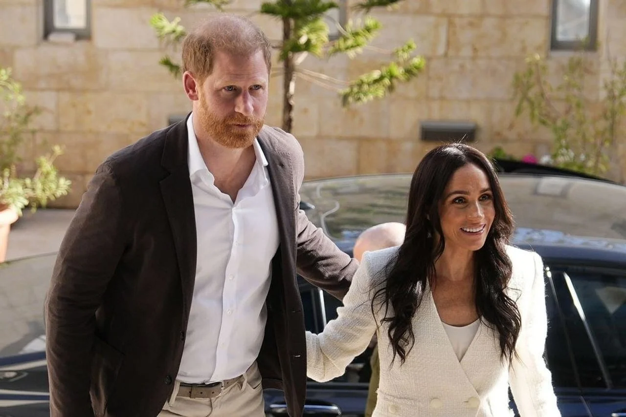 Harry i Meghan izlaze iz crnog automobila