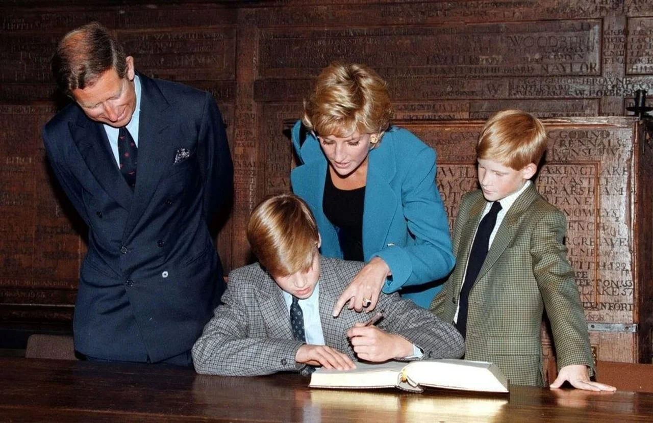 Princeza Diana, princ Charles i sinovi William i Harry za stolom