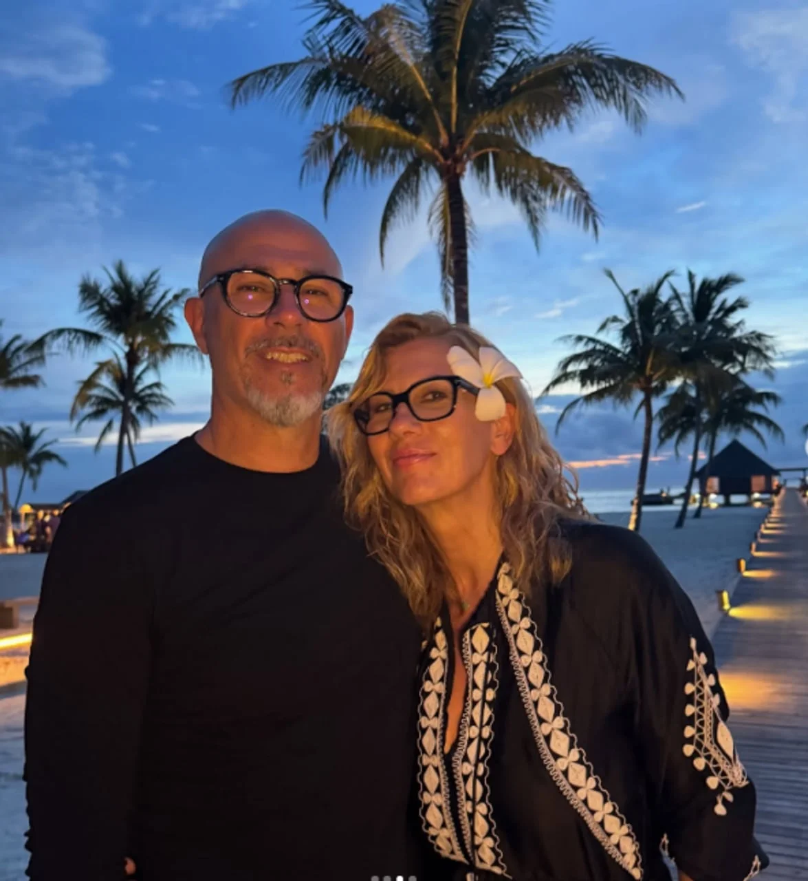 Mirna Zidarić sa suprugom na plaži uz palme tijekom zalaska sunca.