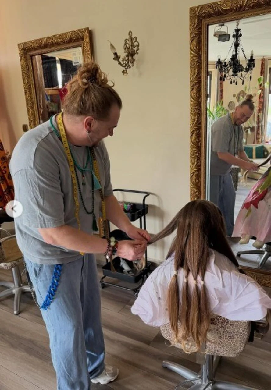 Frizer priprema pramenove kose malene Dalije Džeko za donaciju u frizerskom salonu.