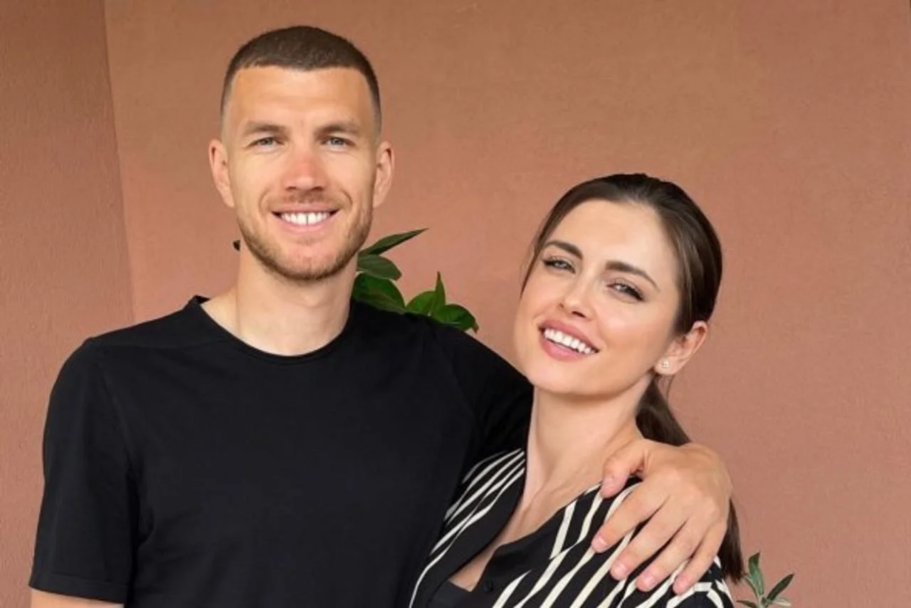 Portret Edina i Amre Džeko ispred zida boje breskve