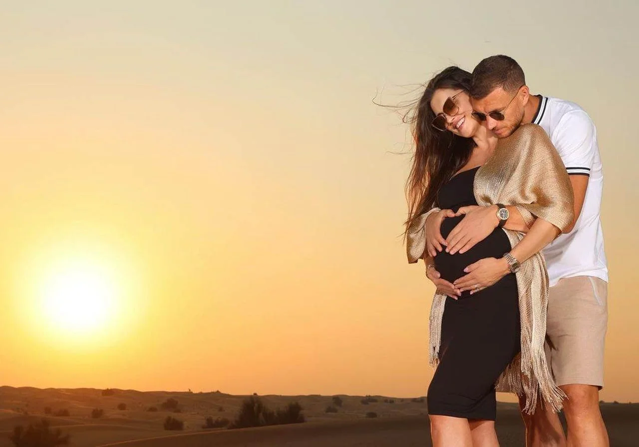 Edin grli trudnu Amru tijekom zalaska sunca u pustinji