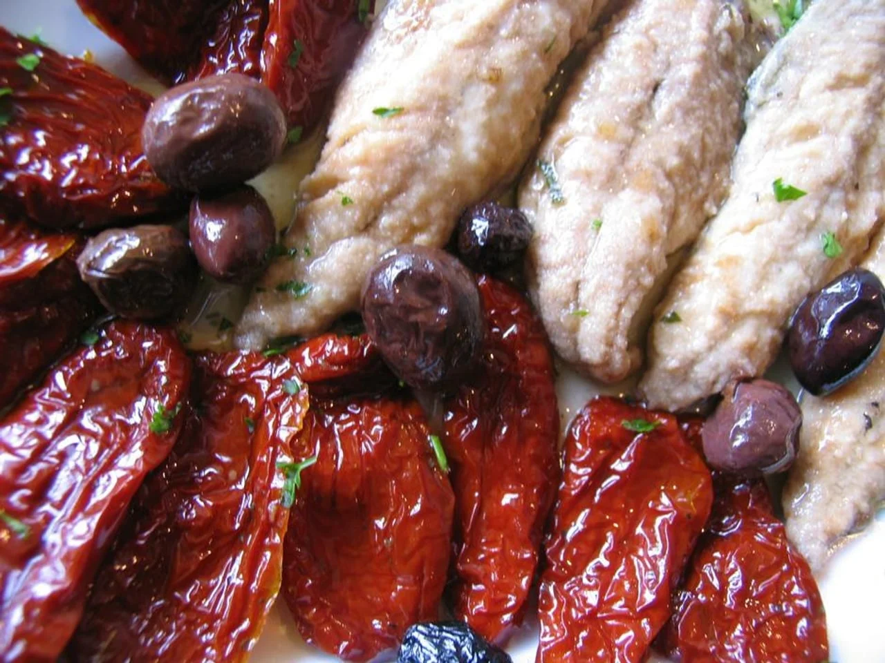 Fileti bijele ribe s maslinama i sušenim rajčicama