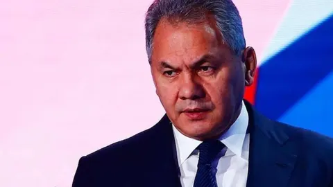 Sergej Šojgu u tamnom odijelu s ozbiljnim izrazom lica tijekom javnog istupa.