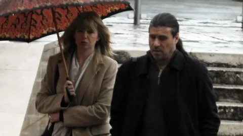 Goran Karan i bivša supruga hodaju po kiši pod kišobranom