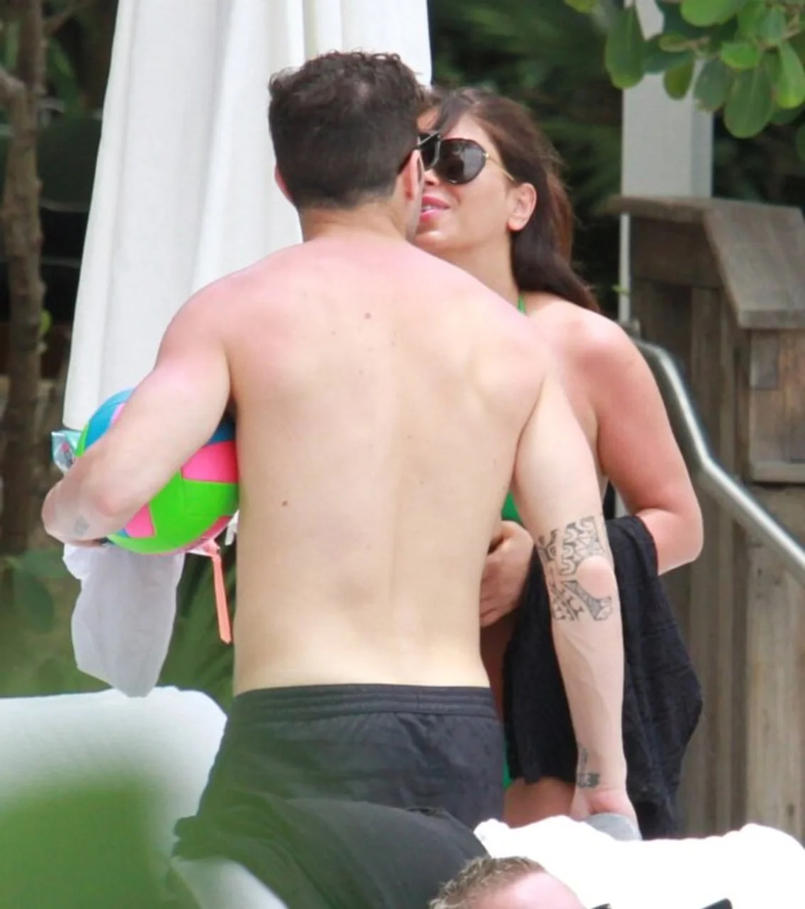 Cesc Fàbregas s loptom za plažu stoji pored Danielle Semaan