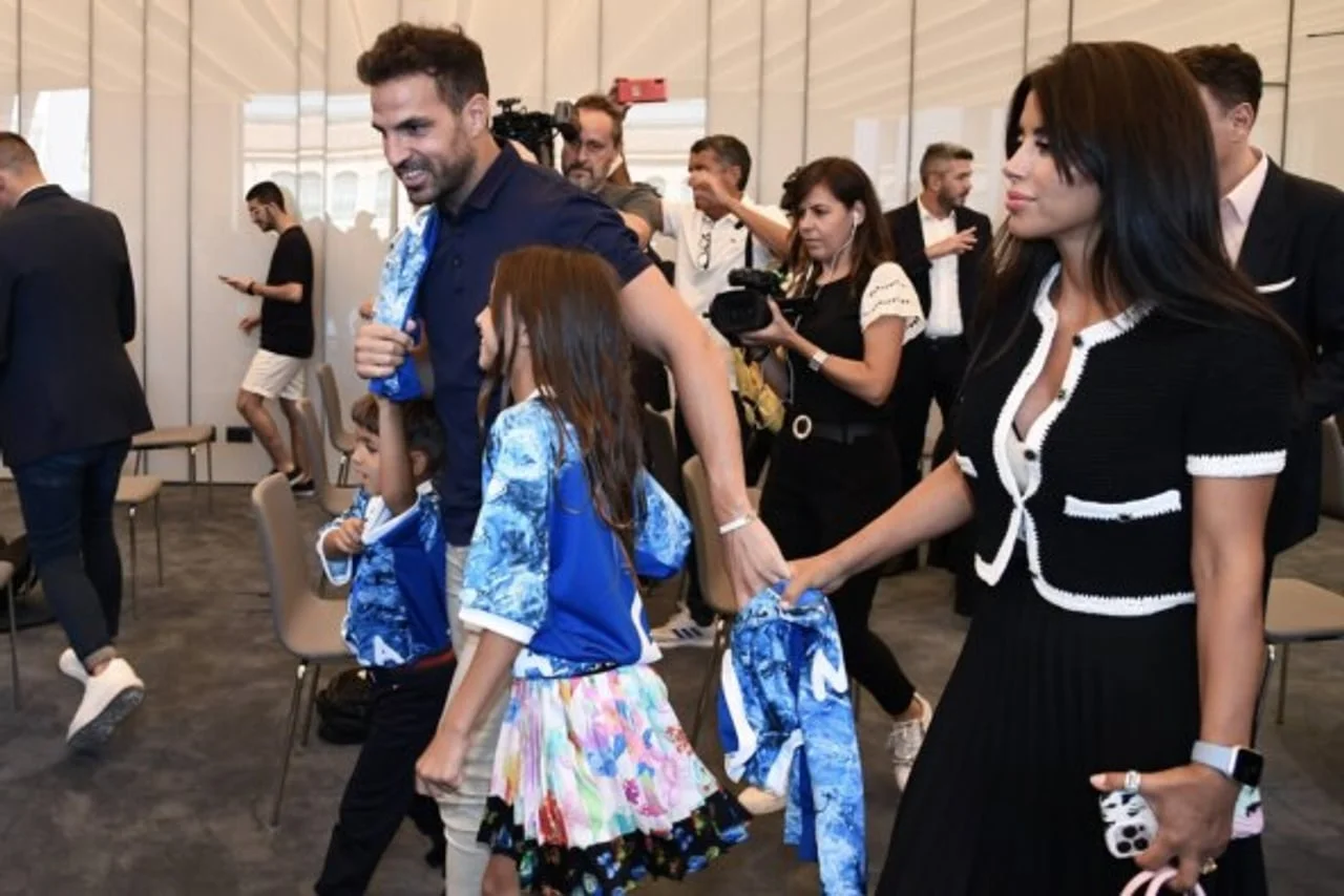 Cesc Fàbregas i Danielle Semaan s djecom u službenom okruženju