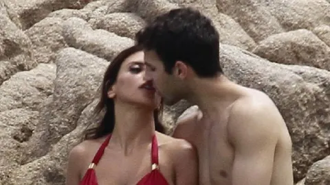Cesc Fàbregas i Danielle Semaan ljube se na plaži ispred stijena
