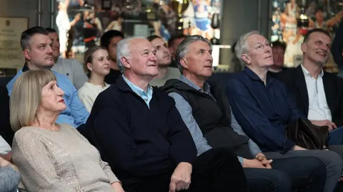 Bivši igrači i treneri Cibone sjede u publici tijekom obilježavanja obljetnice.