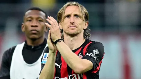 Luka Modrić u dresu Milana plješće publici na stadionu.