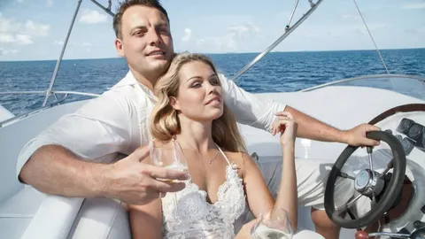 Par na luksuznoj jahti uživa u piću na moru