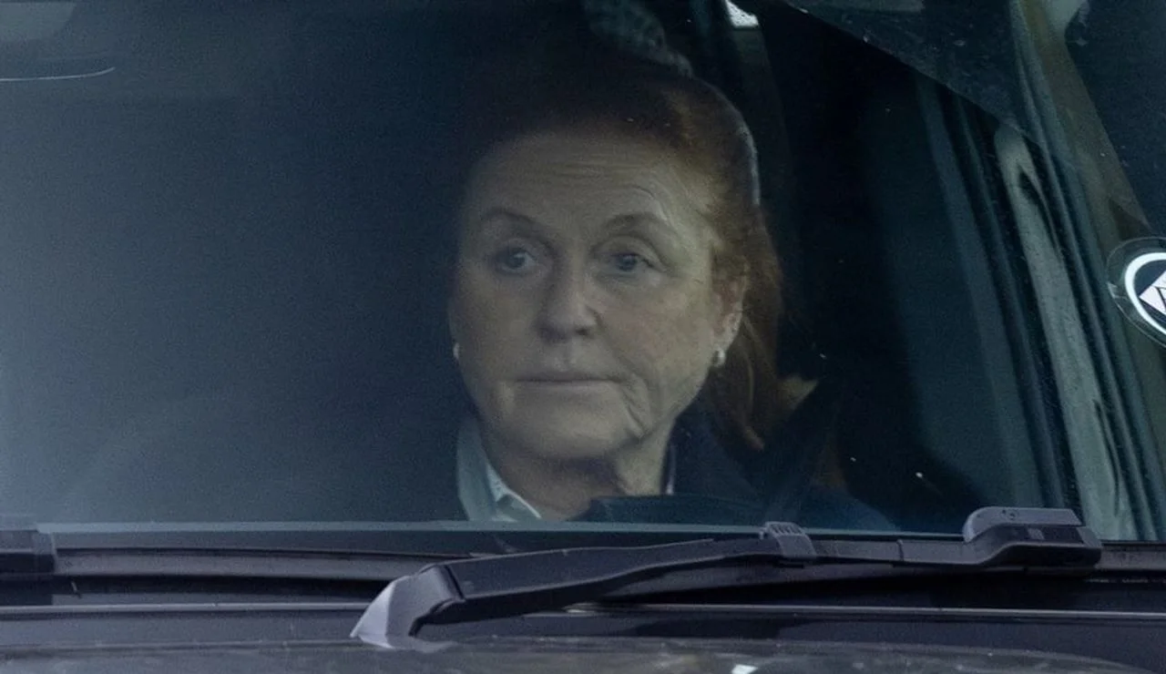 Sarah Ferguson sjedi u automobilu i gleda kroz vjetrobransko staklo