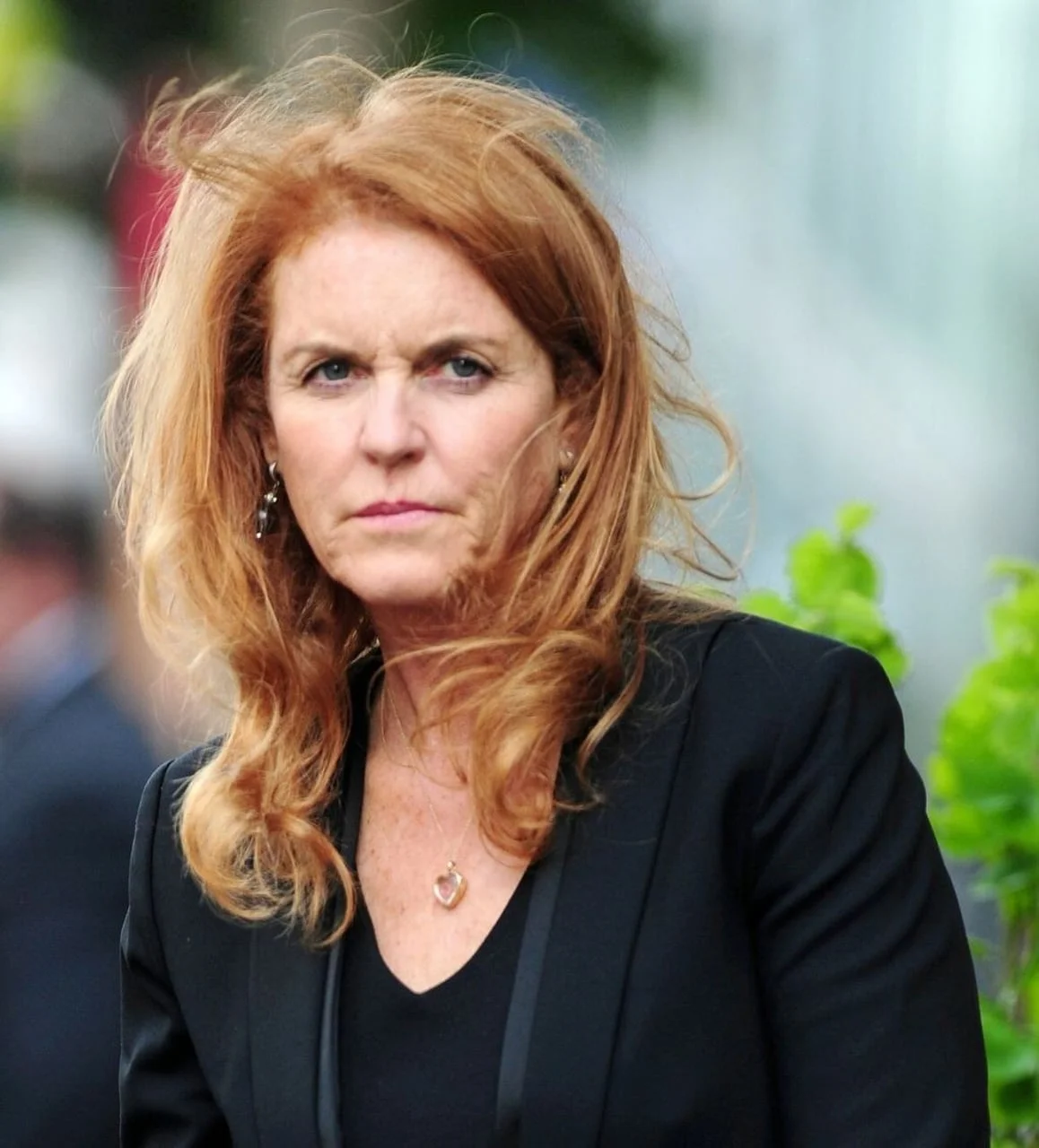 Portret Sarah Ferguson u crnom sakou s ogrlicom