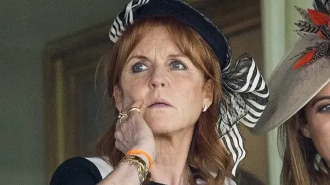 Sarah Ferguson s ozbiljnim izrazom lica i crnim šeširom