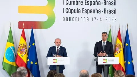 Pedro Sánchez i Lula da Silva za govornicama ispred zastava i natpisa summita u Barceloni.