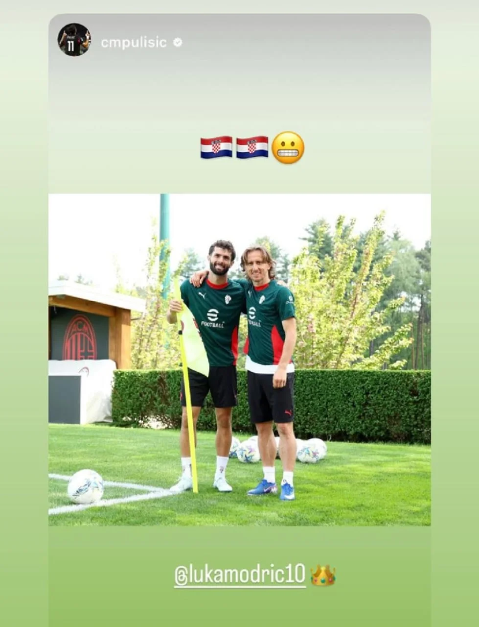 Christian Pulišić i Luka Modrić poziraju zagrljeni na treningu