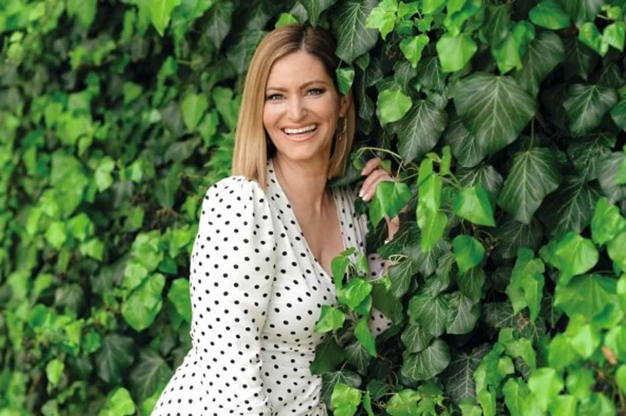 Nasmijana Ana Brdarić Boljat u bijeloj haljini s crnim točkicama.