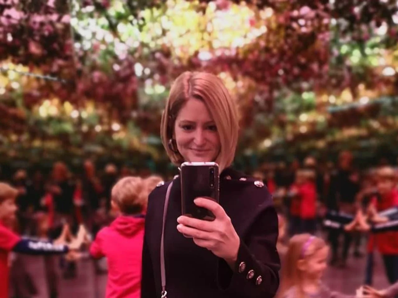 Ana Brdarić Boljat snima selfie mobitelom u zatvorenom prostoru.