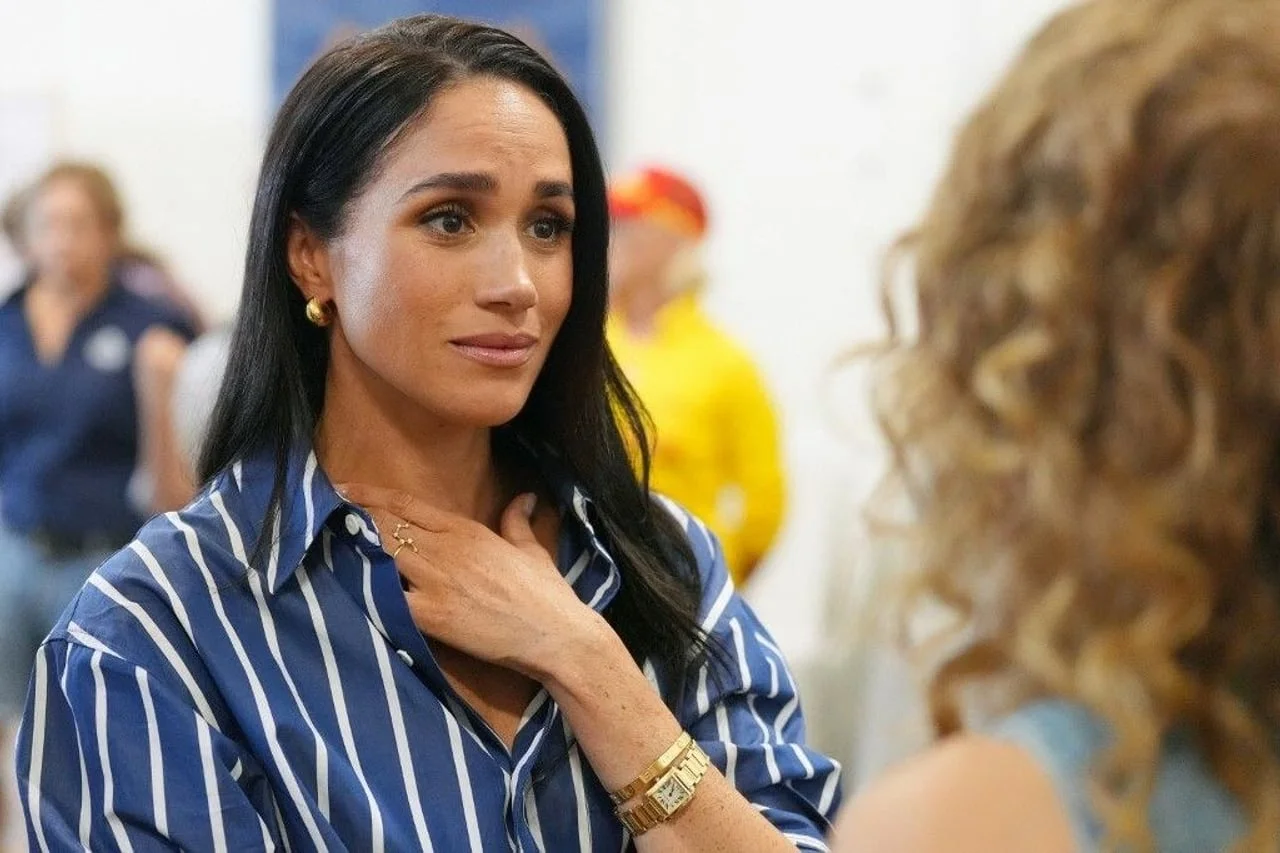 Meghan Markle u prugastoj košulji tijekom razgovora