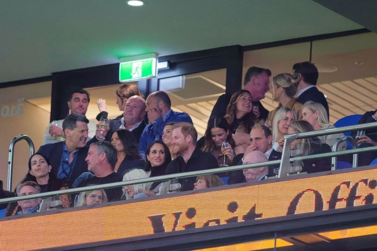 Princ Harry i Meghan Markle u VIP loži na stadionu