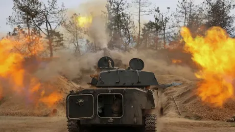 Topništvo u plamenu ispaljuje projektil na bojištu.