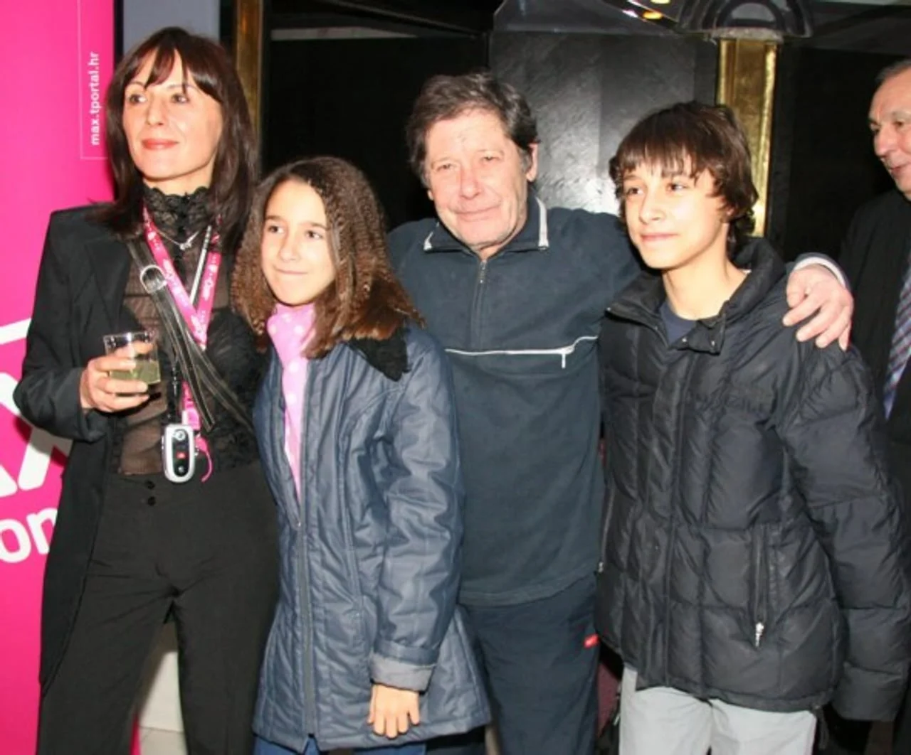 Ivica Vidović i Gordana Gadžić s dvoje djece na javnom okupljanju.