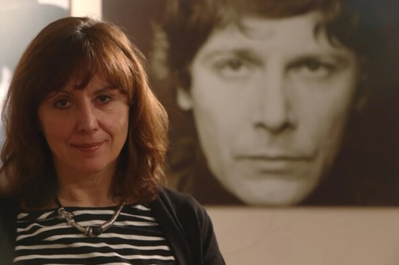 Gordana Gadžić ispred velikog crno-bijelog portreta Ivice Vidovića.