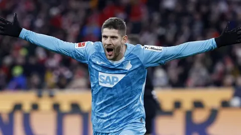 Andrej Kramarić u plavom dresu Hoffenheima slavi pogodak raširenih ruku na terenu