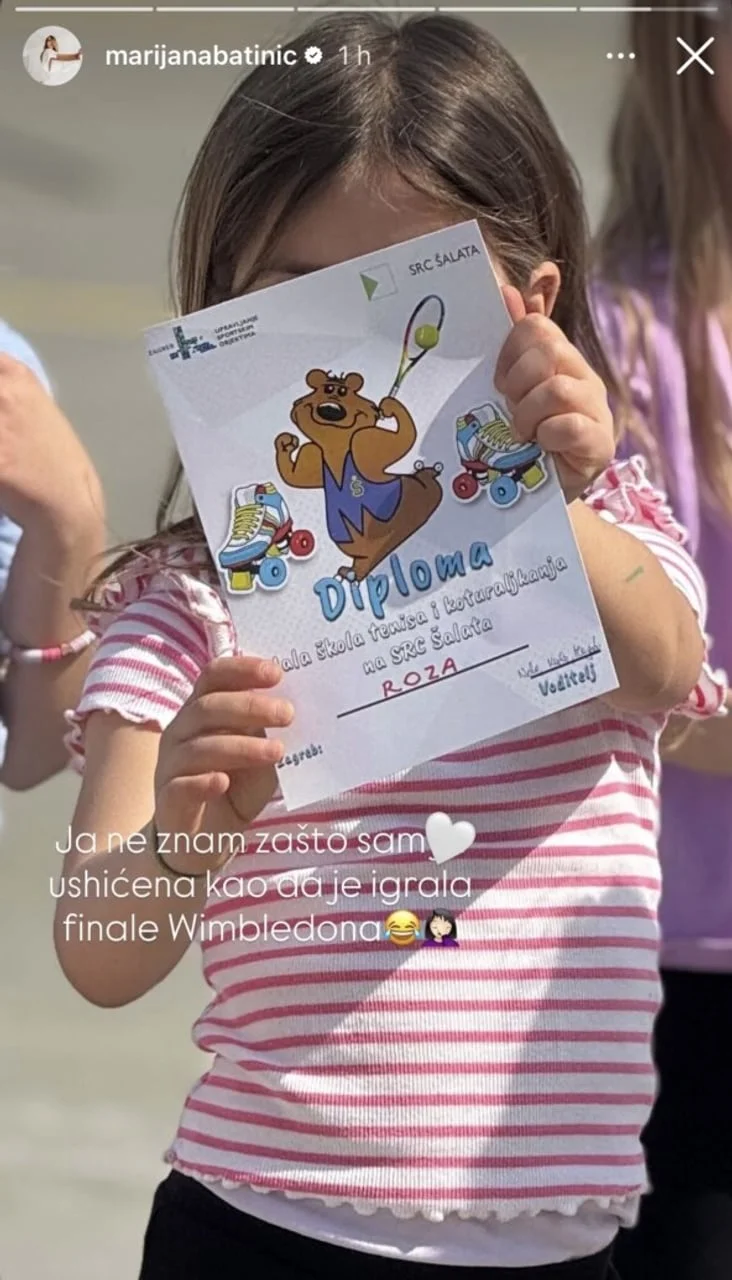 Djevojčica drži sportsku diplomu male škole tenisa