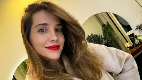 Portret Marijane Batinić sa crvenim ružem