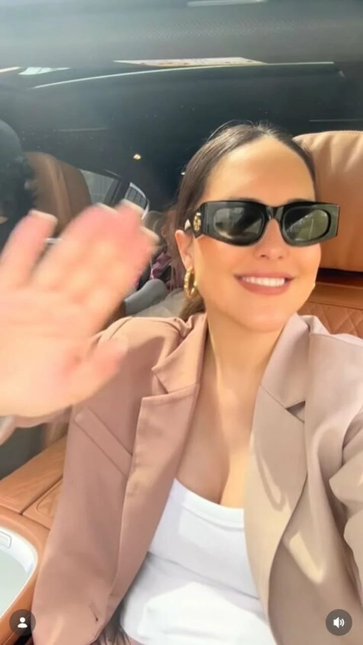 Lana Jurčević sa sunčanim naočalama maše iz automobila.