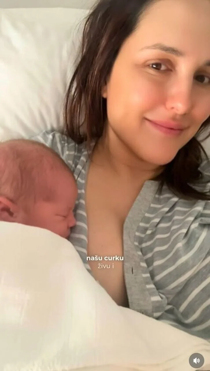 Lana Jurčević leži u krevetu i drži novorođenu bebu na prsima.