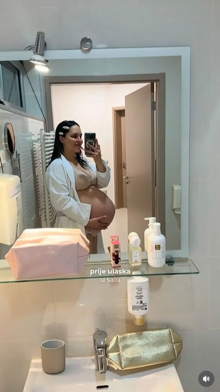 Trudna Lana Jurčević snima selfi u ogledalu kupaonice neposredno prije porođaja.