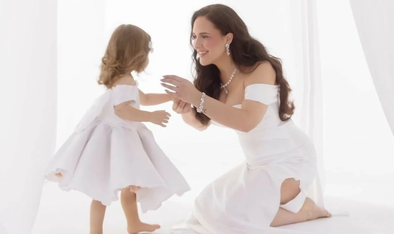 Lana Jurčević i njezina kći u elegantnim bijelim haljinama tijekom profesionalnog snimanja.
