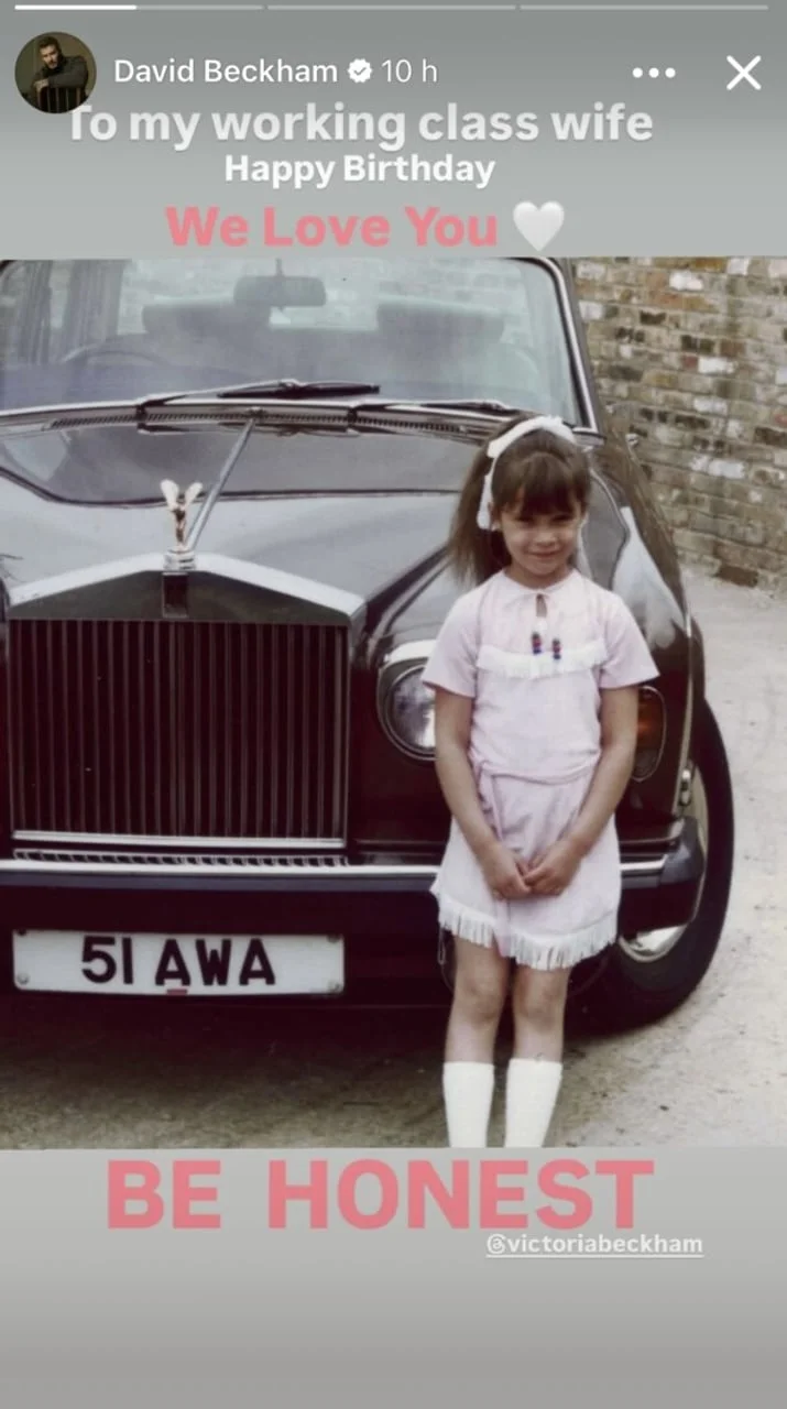 Mala Victoria Beckham ispred luksuznog automobila Rolls-Royce