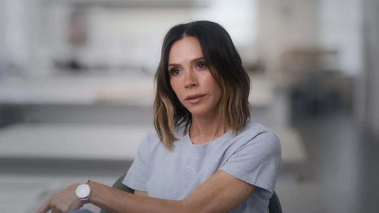 Victoria Beckham tijekom ozbiljnog razgovora u dokumentarnom serijalu
