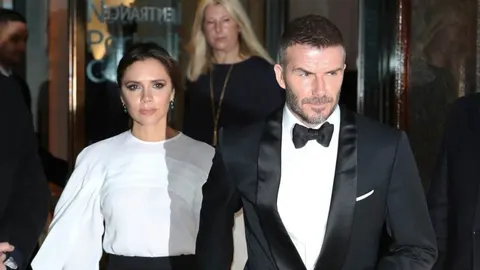 David i Victoria Beckham u svečanoj odjeći na crvenom tepihu