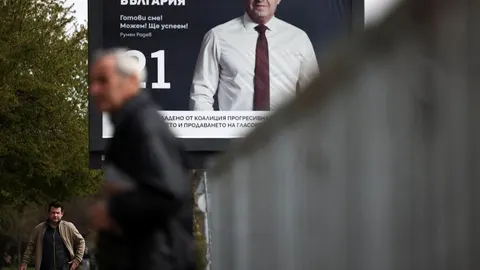 Predizborni plakat s likom Rumena Radeva uz prolaznike na ulici