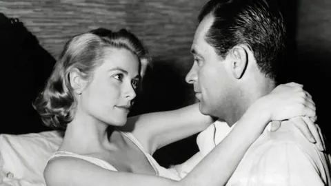 Grace Kelly i William Holden u prisnom crno-bijelom filmskom kadru