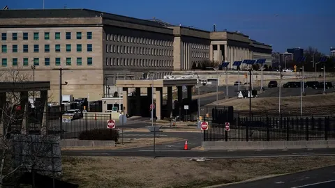 Zgrada Pentagona u Washingtonu s kontrolnim ulazom i ogradom pod sunčevim svjetlom.