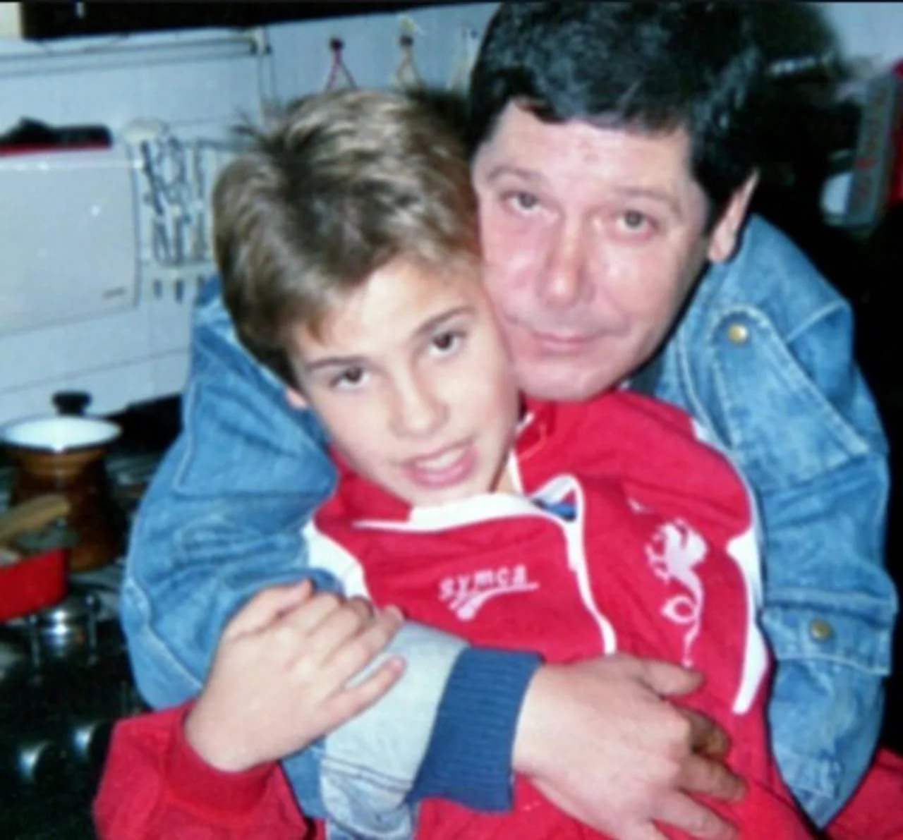 Glumac Ivica Vidović grli malenog sina Luku u kuhinji