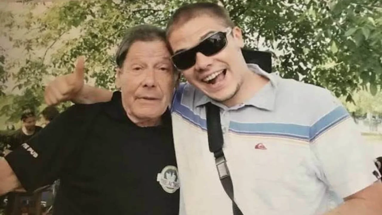 Ivica i odrasli Luka Vidović zagrljeni i nasmijani na otvorenom